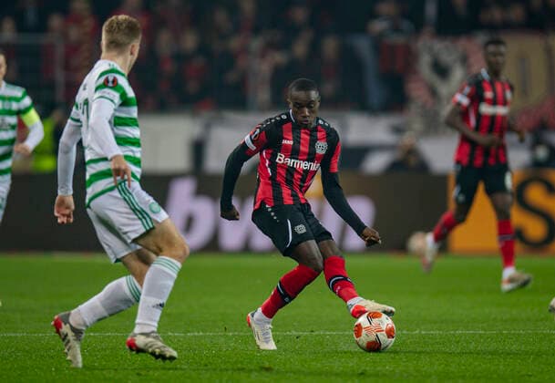 Fußball: UEFA Europa League, 5. Spieltag, Bayer 04 Leverkusen - Celtic Glasgow am 25.11.2021 in Leverkusen (Nordrhein-Westfalen). Leverkusen s Moussa Diaby im Zweikampf mit Glasgow s Stephen Welsh UEFA REGULATIONS PROHIBIT ANY USE OF PHOTOGRAPHS AS IMAGE SEQUENCES AND OR QUASI-VIDEO. Copyright: xChristopherxNeundorfx