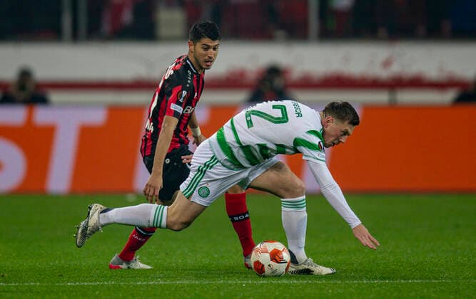 Fußball: UEFA Europa League, 5. Spieltag, Bayer 04 Leverkusen - Celtic Glasgow am 25.11.2021 in Leverkusen (Nordrhein-Westfalen). Leverkusen s Exequiel Palacios im Zweikampf mit Glasgow s Callum McGregor UEFA REGULATIONS PROHIBIT ANY USE OF PHOTOGRAPHS AS IMAGE SEQUENCES AND OR QUASI-VIDEO. Copyright: xChristopherxNeundorfx