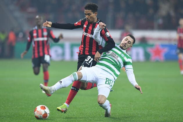 Fußball Europa League Gruppenphase 5. Spieltag Bayer 04 Leverkusen - Celtic Glasgow am 25.11.2021 in der BayArena in Leverkusen Amine Adli ( Leverkusen ), hinten - Josip Juranovic ( Glasgow ), vorne
