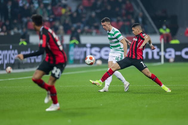 25.11.2021, Fussball, Saison 2021 2022, Europa League, 5. Spieltag, Bayer 04 Leverkusen - Celtic Glasgow, v. l. David Turnbull (Celtic Glasgow), Paulinho (Bayer 04 Leverkusen) Foto: Dennis Ewert RHR-FOTO Leverkusen BayArena NRW Deutschland xRHR-FOTO DEx