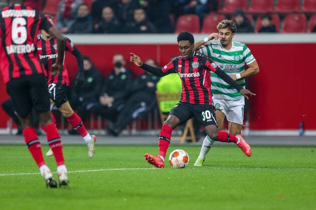 25.11.2021, Fussball, Saison 2021 2022, Europa League, 5. Spieltag, Bayer 04 Leverkusen - Celtic Glasgow, v. l. Jeremie Frimpong (Bayer 04 Leverkusen), Jota (Celtic Glasgow) Foto: Dennis Ewert RHR-FOTO Leverkusen BayArena NRW Deutschland xRHR-FOTO DEx