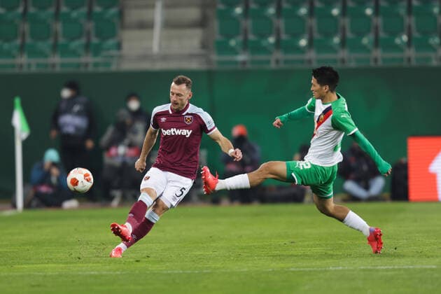 SOCCER - UEFA EL, Rapid vs West Ham VIENNA,AUSTRIA,25.NOV.21 - SOCCER - UEFA Europa League, group stage, SK Rapid Wien vs West Ham United. Image shows Andrij Jarmolenko (West Ham) and Kohya Kitagawa (Rapid).  GEPAxpictures xDavidxBitzan