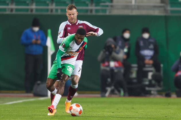 SOCCER - UEFA EL, Rapid vs West Ham VIENNA,AUSTRIA,25.NOV.21 - SOCCER - UEFA Europa League, group stage, SK Rapid Wien vs West Ham United. Image shows Kelvin Arase (Rapid) and Andrij Jarmolenko (West Ham).  GEPAxpictures xDavidxBitzan