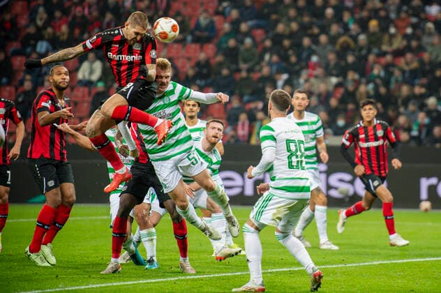 Fußball: UEFA Europa League, 5. Spieltag, Bayer 04 Leverkusen - Celtic Glasgow am 25.11.2021 in Leverkusen (Nordrhein-Westfalen). Tor zum 1:0, Leverkusen s Robert Andrich Kopfballduell, Glasgow s Stephen Welsh UEFA REGULATIONS PROHIBIT ANY USE OF PHOTOGRAPHS AS IMAGE SEQUENCES AND OR QUASI-VIDEO. Copyright: xChristopherxNeundorfx