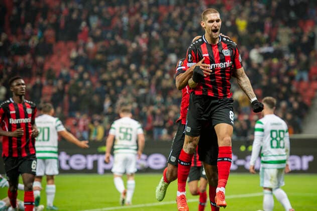 Fußball: UEFA Europa League, 5. Spieltag, Bayer 04 Leverkusen - Celtic Glasgow am 25.11.2021 in Leverkusen (Nordrhein-Westfalen). Tor zum 1:0, Torjubel, Jubel, Freude von Leverkusen s Robert Andrich UEFA REGULATIONS PROHIBIT ANY USE OF PHOTOGRAPHS AS IMAGE SEQUENCES AND OR QUASI-VIDEO. Copyright: xChristopherxNeundorfx