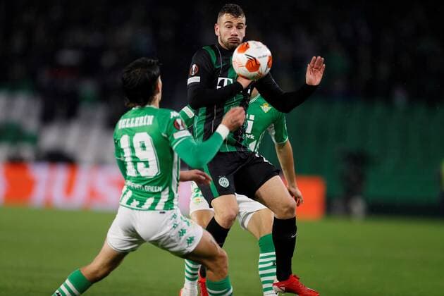 Real Betis Hector Bellerin (L) in action against Ferencvaros Marijan Cabraja during a UEFA Europa League group G soccer match between Real Betis and Ferencvaros at Benito Villamarin stadium in Sevilla, southern Spain, 25 November 2021. Real Betis vs Ferencvaros !ACHTUNG: NUR REDAKTIONELLE NUTZUNG!  Copyright: xJosexManuelxVidalx GRAF1585 20211125-ae60a2223b17c16230d35adf6835fe6f82ad9825