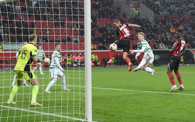 Robert Andrich (Bayer 04 Leverkusen), 3. v.re., errzielt das Tor zum 1:0 25.11.2021, Fussball GER, UEFA Europa League 2021 22, Gruppenphase, 5. Spieltag, Bayer 04 Leverkusen - Celtic Glasgow, Foto: Maik Hölter TEAM2sportphoto Leverkusen Nordrhein Westfalen Deutschland