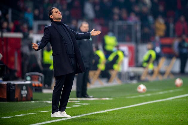 Fußball: UEFA Europa League, 5. Spieltag, Bayer 04 Leverkusen - Celtic Glasgow am 25.11.2021 in Leverkusen (Nordrhein-Westfalen). Leverkusen s Chef Trainer Gerardo Seoane an der Seitenlinie, Gestik, Enttäuschung, Mimik, UEFA REGULATIONS PROHIBIT ANY USE OF PHOTOGRAPHS AS IMAGE SEQUENCES AND OR QUASI-VIDEO. Copyright: xChristopherxNeundorfx