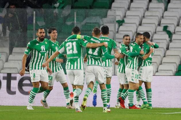 Real Betis players celebrate after scoring the 1-0 lead during a UEFA Europa League group G soccer match between Real Betis and Ferencvaros at Benito Villamarin stadium in Sevilla, southern Spain, 25 November 2021. Real Betis vs Ferencvaros !ACHTUNG: NUR REDAKTIONELLE NUTZUNG!  Copyright: xJosexManuelxVidalx GRAF1583 20211125-491d0edf3056664f66d8f4df7b71ab6ad9db021d