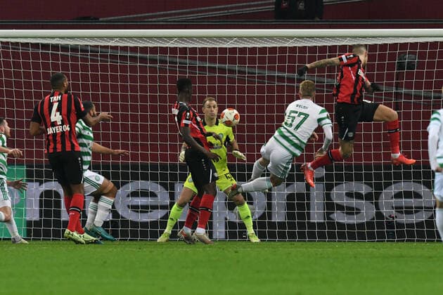 Robert Andrich ( Bayer 04 Leverkusen ) koepft unhaltbar zum 1 : 0 ein. 25.11.2021, Fussball, Europaleague, Bayer 04 Leverkusen vs Celtic Glasgow UEFA REGULATIONS PROHIBIT ANY USE OF PHOTOGRAPHS AS IMAGE SEQUENCES AND OR QUASI-VIDEO 25.11.2021, Fussball, Europaleague, Bayer 04 Leverkusen vs Celtic Glasgow Leverkusen Copyright: xEibner-Pressefotox