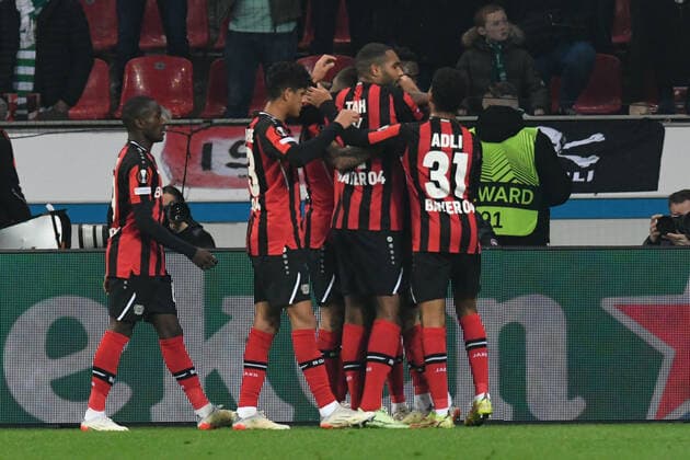 Leverkusener Jubeltraube um Torschuetze Robert Andrich ( Bayer 04 Leverkusen ) nach dem Tor zum 1 : 0. 25.11.2021, Fussball, Europaleague, Bayer 04 Leverkusen vs Celtic Glasgow UEFA REGULATIONS PROHIBIT ANY USE OF PHOTOGRAPHS AS IMAGE SEQUENCES AND OR QUASI-VIDEO 25.11.2021, Fussball, Europaleague, Bayer 04 Leverkusen vs Celtic Glasgow Leverkusen Copyright: xEibner-Pressefotox