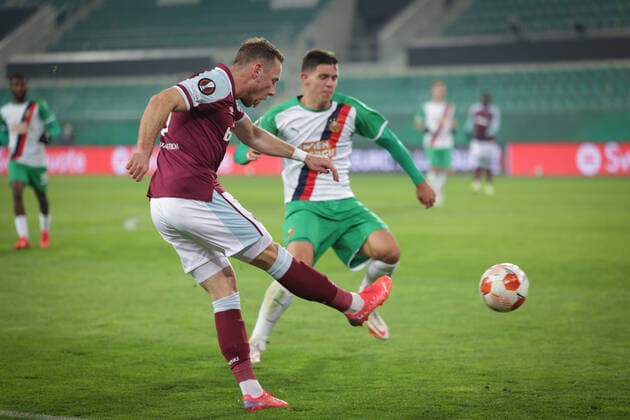 SOCCER - UEFA EL, Rapid vs West Ham VIENNA,AUSTRIA,25.NOV.21 - SOCCER - UEFA Europa League, group stage, SK Rapid Wien vs West Ham United. Image shows Vladimir Coufal (West Ham) and Martin Moormann (Rapid).  GEPAxpictures xDavidxBitzan