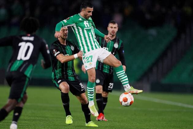 Real Betis Rober Gonzalez (C) in action during a UEFA Europa League group G soccer match between Real Betis and Ferencvaros at Benito Villamarin stadium in Sevilla, southern Spain, 25 November 2021. Real Betis vs Ferencvaros !ACHTUNG: NUR REDAKTIONELLE NUTZUNG!  Copyright: xJosexManuelxVidalx GRAF1598 20211125-605ab2d745d6a204e531e89fb6cf769900800252