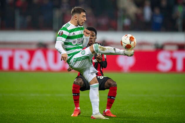 Fußball: UEFA Europa League, 5. Spieltag, Bayer 04 Leverkusen - Celtic Glasgow am 25.11.2021 in Leverkusen (Nordrhein-Westfalen). Glasgow s Josip Juranovic im Zweikampf mit Leverkusen s Jeremie Frimpong UEFA REGULATIONS PROHIBIT ANY USE OF PHOTOGRAPHS AS IMAGE SEQUENCES AND OR QUASI-VIDEO. Copyright: xChristopherxNeundorfx