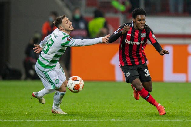 Fußball: UEFA Europa League, 5. Spieltag, Bayer 04 Leverkusen - Celtic Glasgow am 25.11.2021 in Leverkusen (Nordrhein-Westfalen). Glasgow s Josip Juranovic im Zweikampf mit Leverkusen s Jeremie Frimpong UEFA REGULATIONS PROHIBIT ANY USE OF PHOTOGRAPHS AS IMAGE SEQUENCES AND OR QUASI-VIDEO. Copyright: xChristopherxNeundorfx