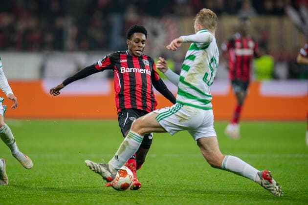 Fußball: UEFA Europa League, 5. Spieltag, Bayer 04 Leverkusen - Celtic Glasgow am 25.11.2021 in Leverkusen (Nordrhein-Westfalen). Leverkusen s Jeremie Frimpong im Zweikampf mit Glasgow s Stephen Welsh UEFA REGULATIONS PROHIBIT ANY USE OF PHOTOGRAPHS AS IMAGE SEQUENCES AND OR QUASI-VIDEO. Copyright: xChristopherxNeundorfx