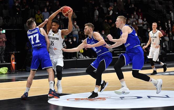 25.11.2021 - Basketball - Länderspiel - Qualifikation Weltmeisterschaft- World Cup European Qualifiers - Deutschland ( Germany ) vs Estland ( Estonia ) - - Karim Jallow (35, Deutschland ) gegen Kristian Kullamae (77, Estland ) Siim Sander Vene (11, Estland ) Rauno Nurger (20, Estland )