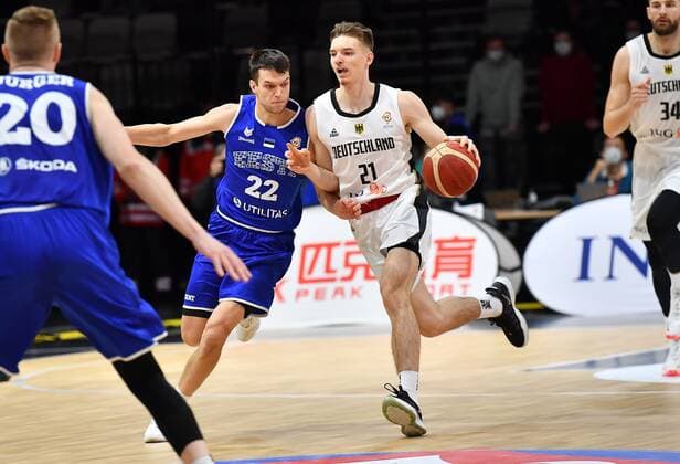 25.11.2021 - Basketball - Länderspiel - Qualifikation Weltmeisterschaft- World Cup European Qualifiers - Deutschland ( Germany ) vs Estland ( Estonia ) - - Martin Dorbek (22, Estland ) Justus Hollatz (21, Deutschland )