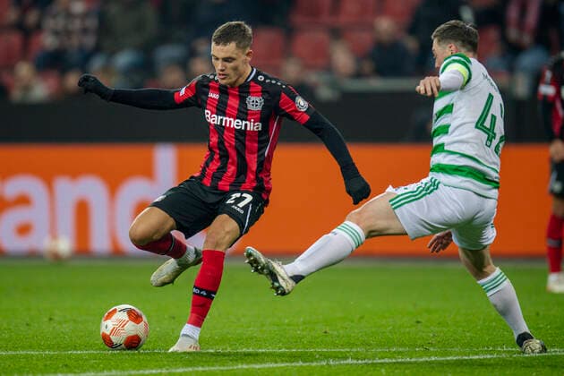 Fußball: UEFA Europa League, 5. Spieltag, Bayer 04 Leverkusen - Celtic Glasgow am 25.11.2021 in Leverkusen (Nordrhein-Westfalen). Leverkusen s Florian Wirtz im Zweikampf mit Glasgow s Callum McGregor UEFA REGULATIONS PROHIBIT ANY USE OF PHOTOGRAPHS AS IMAGE SEQUENCES AND OR QUASI-VIDEO. Copyright: xChristopherxNeundorfx