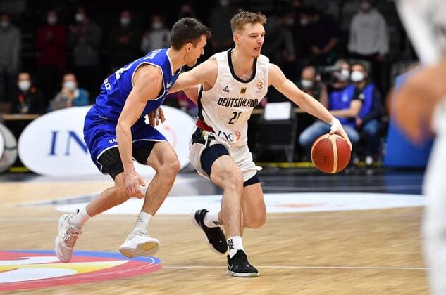 25.11.2021 - Basketball - Länderspiel - Qualifikation Weltmeisterschaft- World Cup European Qualifiers - Deutschland ( Germany ) vs Estland ( Estonia ) - - Martin Dorbek (22, Estland ) Justus Hollatz (21, Deutschland )