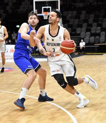 25.11.2021 - Basketball - Länderspiel - Qualifikation Weltmeisterschaft- World Cup European Qualifiers - Deutschland ( Germany ) vs Estland ( Estonia ) - - Kristian Kullamae (77, Estland ) Dominic Lockhart (3, Deutschland )