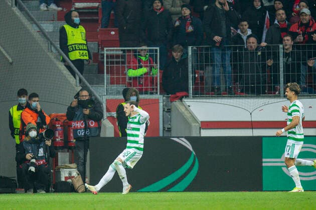 Fußball: UEFA Europa League, 5. Spieltag, Bayer 04 Leverkusen - Celtic Glasgow am 25.11.2021 in Leverkusen (Nordrhein-Westfalen). Tor zum 1:1, Torjubel, Jubel, Freude von Glasgow s Tom Rogic UEFA REGULATIONS PROHIBIT ANY USE OF PHOTOGRAPHS AS IMAGE SEQUENCES AND OR QUASI-VIDEO. Copyright: xChristopherxNeundorfx