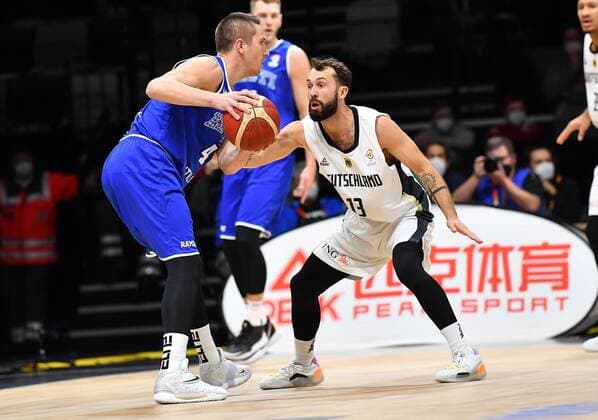 25.11.2021 - Basketball - Länderspiel - Qualifikation Weltmeisterschaft- World Cup European Qualifiers - Deutschland ( Germany ) vs Estland ( Estonia ) - - Rain Veidemann (4, Estland ) Bastian Doreth (13, Deutschland )