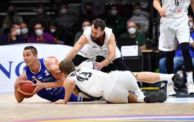 25.11.2021 - Basketball - Länderspiel - Qualifikation Weltmeisterschaft- World Cup European Qualifiers - Deutschland ( Germany ) vs Estland ( Estonia ) - - Rain Veidemann (4, Estland ) gegen Bastian Doreth (13, Deutschland ) Christian Sengfelder (43, Deutschland )