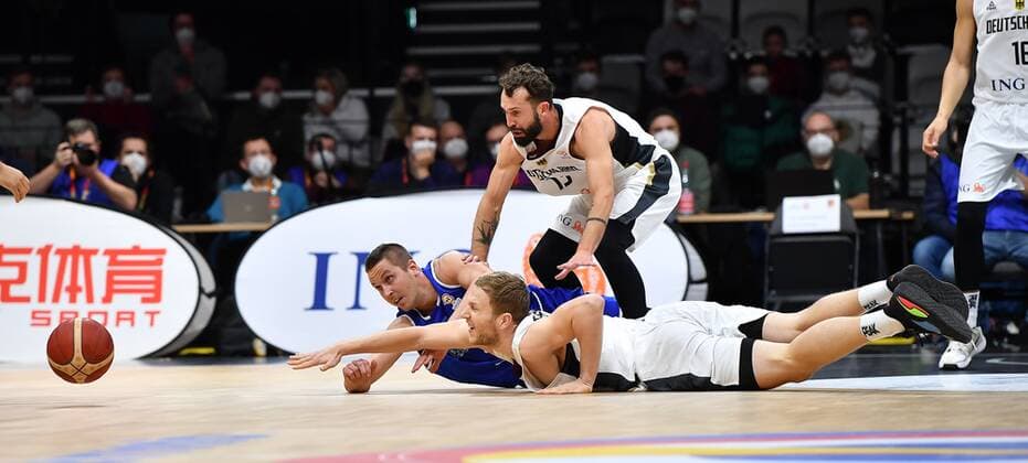 25.11.2021 - Basketball - Länderspiel - Qualifikation Weltmeisterschaft- World Cup European Qualifiers - Deutschland ( Germany ) vs Estland ( Estonia ) - - Rain Veidemann (4, Estland ) gegen Bastian Doreth (13, Deutschland ) Christian Sengfelder (43, Deutschland )