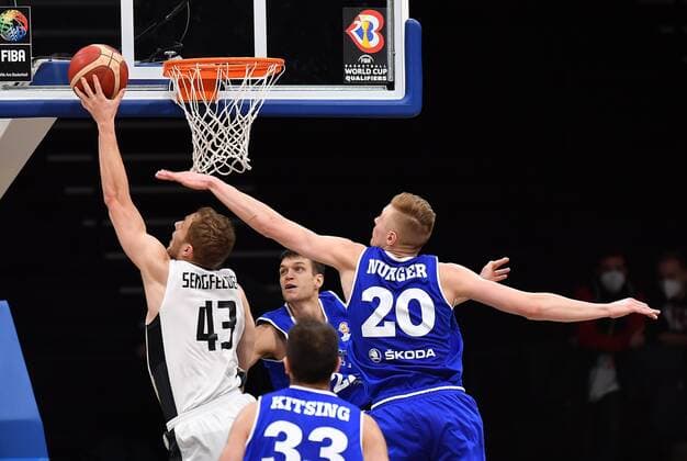 25.11.2021 - Basketball - Länderspiel - Qualifikation Weltmeisterschaft- World Cup European Qualifiers - Deutschland ( Germany ) vs Estland ( Estonia ) - - Christian Sengfelder (43, Deutschland ) Rauno Nurger (20, Estland )