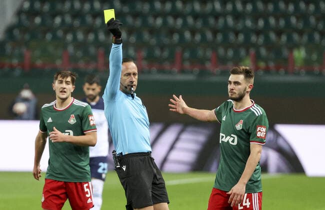 MOSCOW, RUSSIA - NOVEMBER 25, 2021: Referee Artur Soares Dias (C) shows a yellow card to Lokomotiv Moscow s Maxim Nenakhov (R) in the 2021 22 UEFA Europa League Group E football match between Lokomotiv Moscow and Lazio at RZD Arena. Anton Novoderezhkin TASS  TS1195CB