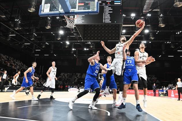 25.11.2021 - Basketball - Länderspiel - Qualifikation Weltmeisterschaft- World Cup European Qualifiers - Deutschland ( Germany ) vs Estland ( Estonia ) - - Leon Kratzer (34, Deutschland ) gegen Rauno Nurger (20, Estland ) Kristjan Kitsing (33, Estland ) - recht Dominic Lockhart (3, Deutschland )