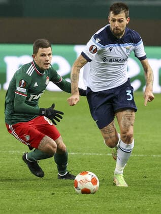 MOSCOW, RUSSIA - NOVEMBER 25, 2021: Lokomotiv Moscow s Alexis Beka Beka (L) and Lazio s Luiz Felipe fight for the ball in their 2021 22 UEFA Europa League Group E football match at RZD Arena. Anton Novoderezhkin TASS  TS1195CE