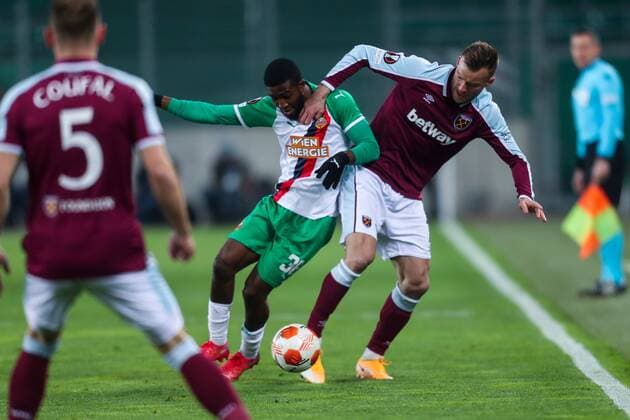 SOCCER - UEFA EL, Rapid vs West Ham VIENNA,AUSTRIA,25.NOV.21 - SOCCER - UEFA Europa League, group stage, SK Rapid Wien vs West Ham United. Image shows Kelvin Arase (Rapid) and Andriy Yarmolenko (West Ham).  GEPAxpictures xPhilippxBrem