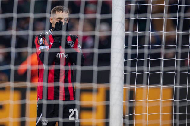 Fußball: UEFA Europa League, 5. Spieltag, Bayer 04 Leverkusen - Celtic Glasgow am 25.11.2021 in Leverkusen (Nordrhein-Westfalen). Leverkusen s Florian Wirtz Enttäuschung, Mimik, halbe Figur, UEFA REGULATIONS PROHIBIT ANY USE OF PHOTOGRAPHS AS IMAGE SEQUENCES AND OR QUASI-VIDEO. Copyright: xChristopherxNeundorfx