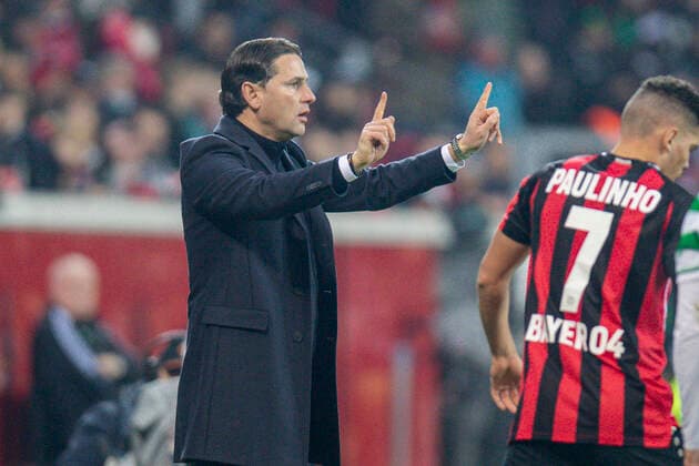 Fußball: UEFA Europa League, 5. Spieltag, Bayer 04 Leverkusen - Celtic Glasgow am 25.11.2021 in Leverkusen (Nordrhein-Westfalen). Leverkusen s Chef Trainer Gerardo Seoane Gestik, Mimik, Enttäuschung, Mimik, UEFA REGULATIONS PROHIBIT ANY USE OF PHOTOGRAPHS AS IMAGE SEQUENCES AND OR QUASI-VIDEO. Copyright: xChristopherxNeundorfx