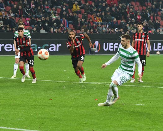 Europa League : Bayer 04 Leverkusen - Celtic Glasgow 25.11.2021 Tor 1:1 durch Josip Juranovic (Celtic) per Elfmeter, 4= Jonathan Tah (LEV) DFL REGULATIONS PROHIBIT ANY USE OF PHOTOGRAPHS AS IMAGE SEQUENCES AND OR QUASI-VIDEO EDITORIAL USE ONLY !