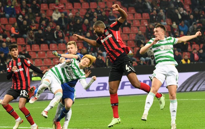 Europa League : Bayer 04 Leverkusen - Celtic Glasgow 25.11.2021 Torwart Lukas Hradecky (LEV) und Jonathan Tah (LEV) bringen Kyogo Furuhashi (Celtic) zu Fall, dafür gab es Elfmeter DFL REGULATIONS PROHIBIT ANY USE OF PHOTOGRAPHS AS IMAGE SEQUENCES AND OR QUASI-VIDEO EDITORIAL USE ONLY !