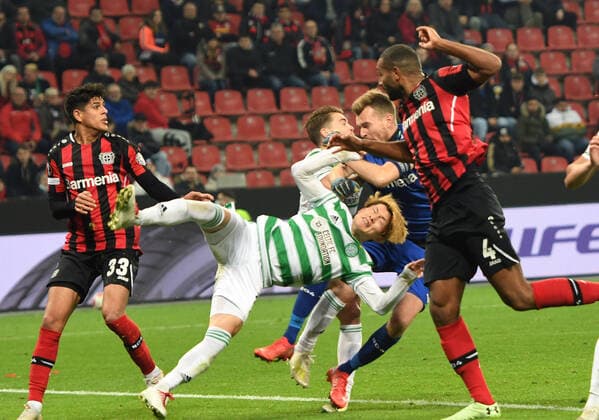 Europa League : Bayer 04 Leverkusen - Celtic Glasgow 25.11.2021 Torwart Lukas Hradecky (LEV) und Jonathan Tah (LEV) bringen Kyogo Furuhashi (Celtic) zu Fall, dafür gab es Elfmeter. Elfmeterfoul DFL REGULATIONS PROHIBIT ANY USE OF PHOTOGRAPHS AS IMAGE SEQUENCES AND OR QUASI-VIDEO EDITORIAL USE ONLY !