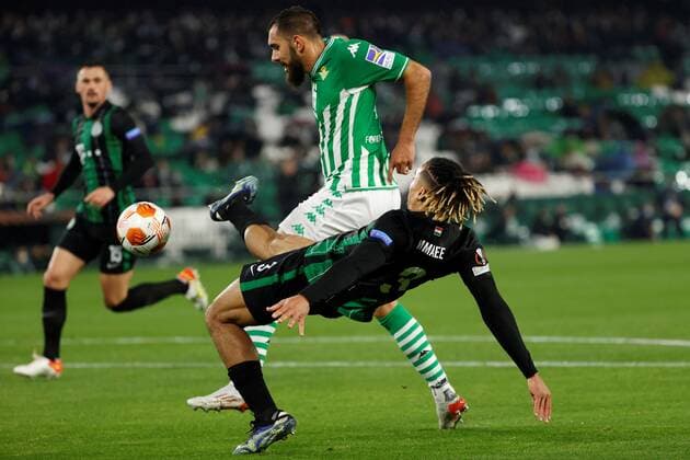 Real Betis Borja Iglesias (back) in action against Ferencvaros Samy Mmaee during a UEFA Europa League group G soccer match between Real Betis and Ferencvaros at Benito Villamarin stadium in Sevilla, southern Spain, 25 November 2021. Real Betis vs Ferencvaros !ACHTUNG: NUR REDAKTIONELLE NUTZUNG!  Copyright: xJulioxMunozx GRAF1630 20211125-3a6297c7585fe2a32134bcad90d4d4ec7321cf72