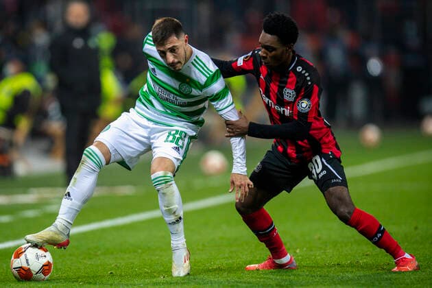 Fußball: UEFA Europa League, 5. Spieltag, Bayer 04 Leverkusen - Celtic Glasgow am 25.11.2021 in Leverkusen (Nordrhein-Westfalen). Glasgow s Josip Juranovic im Zweikampf mit Leverkusen s Jeremie Frimpong UEFA REGULATIONS PROHIBIT ANY USE OF PHOTOGRAPHS AS IMAGE SEQUENCES AND OR QUASI-VIDEO. Copyright: xChristopherxNeundorfx