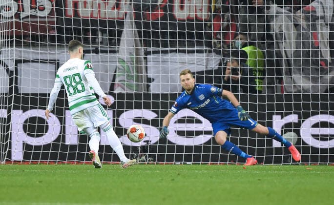 Josip Juranovic (Celtic Glasgow) verwandelt gegen Torwart Lukas Hradecky (Bayer 04 Leverkusen) den Elfmeter zum 1:1 25.11.2021, Fussball GER, UEFA Europa League 2021 22, Gruppenphase, 5. Spieltag, Bayer 04 Leverkusen - Celtic Glasgow, Foto: Maik Hölter TEAM2sportphoto Leverkusen Nordrhein Westfalen Deutschland
