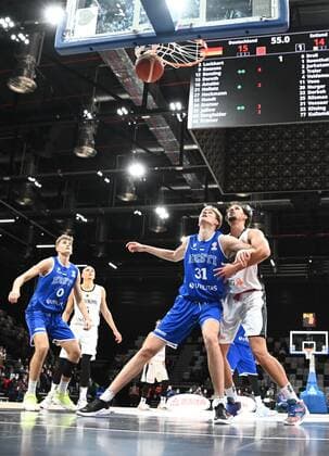 25.11.2021 - Basketball - Länderspiel - Qualifikation Weltmeisterschaft- World Cup European Qualifiers - Deutschland ( Germany ) vs Estland ( Estonia ) - - Henri Veesaar (31, Estland ) Dominic Lockhart (3, Deutschland )