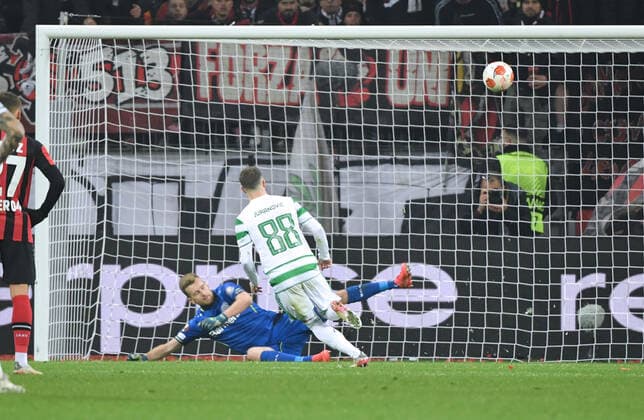 Josip Juranovic (Celtic Glasgow) verwandelt gegen Torwart Lukas Hradecky (Bayer 04 Leverkusen) den Elfmeter zum 1:1 25.11.2021, Fussball GER, UEFA Europa League 2021 22, Gruppenphase, 5. Spieltag, Bayer 04 Leverkusen - Celtic Glasgow, Foto: Maik Hölter TEAM2sportphoto Leverkusen Nordrhein Westfalen Deutschland