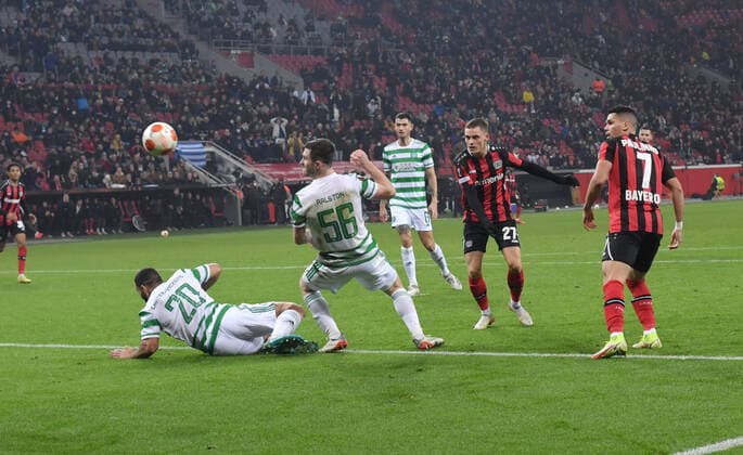 Florian Wirtz (Bayer 04 Leverkusen), 2. v.re., trifft mit diesem Schuss nur den Torpfosten 25.11.2021, Fussball GER, UEFA Europa League 2021 22, Gruppenphase, 5. Spieltag, Bayer 04 Leverkusen - Celtic Glasgow, Foto: Maik Hölter TEAM2sportphoto Leverkusen Nordrhein Westfalen Deutschland