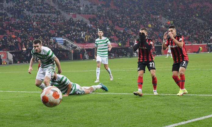 Paulinho (Bayer 04 Leverkusen), Florian Wirtz (Bayer 04 Leverkusen), v.re., nach einer vergebenen Torchance 25.11.2021, Fussball GER, UEFA Europa League 2021 22, Gruppenphase, 5. Spieltag, Bayer 04 Leverkusen - Celtic Glasgow, Foto: Maik Hölter TEAM2sportphoto Leverkusen Nordrhein Westfalen Deutschland