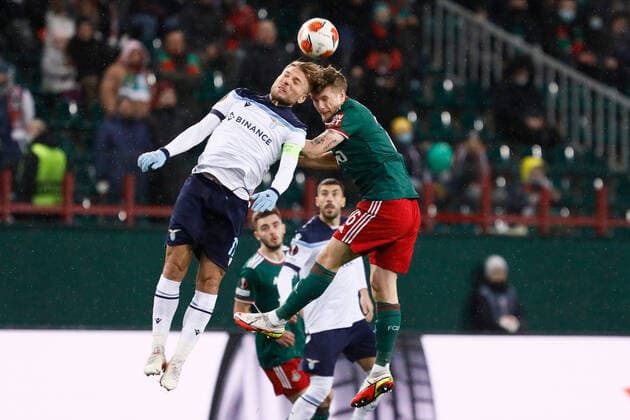 Sport Bilder des Tages FC Lokomotiv Moscow v SS Lazio: Group E - UEFA Europa League Tin Jedvaj (R) of Lokomotiv Moscow and Ciro Immobile of Lazio vie for a header during the UEFA Europa League Group E football match between FC Lokomotiv Moscow and SS Lazio on November 25, 2021 at RZD Arena in Moscow, Russia. Moscow Russia  Copyright: xMikexKireevx originalFilename:kireev-fclokomo211125_npeT3.jpg
