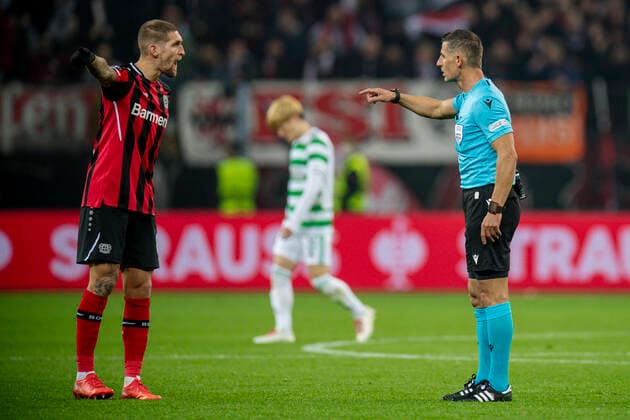 Fußball: UEFA Europa League, 5. Spieltag, Bayer 04 Leverkusen - Celtic Glasgow am 25.11.2021 in Leverkusen (Nordrhein-Westfalen). Leverkusen s Robert Andrich beschwert sich bei SchiedsrichterAnastasios Sidiropoulos, Enttäuschung, Mimik, UEFA REGULATIONS PROHIBIT ANY USE OF PHOTOGRAPHS AS IMAGE SEQUENCES AND OR QUASI-VIDEO. Copyright: xChristopherxNeundorfx