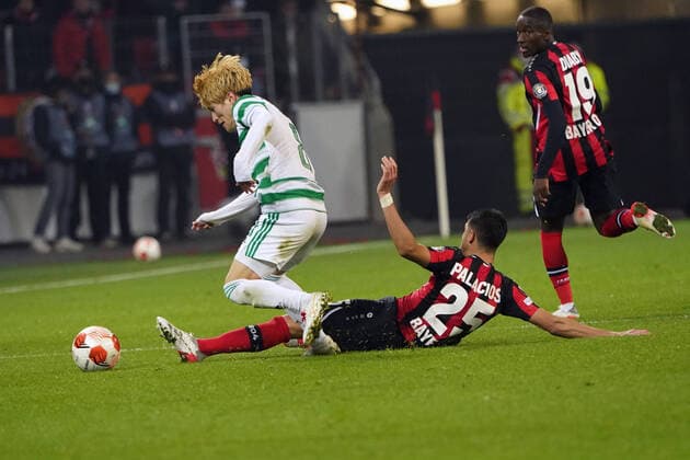 25..11..2021, Fussball , Saison 21 22, Europa League ,Gruppenphase , Gruppen G, Bayer 04 Leverkusen - FC Celtic Glasgow Bayarena Leverkusen , ,Kyogo Furuhashi, FC Celtic Glasgow Exequiel Palacios, Bayer 04 Leverkusen Foto Chai von der Laage UEFA regulations prohibit any use of photographs as image sequences and or quasi-video. EDITORIAL USE ONLY