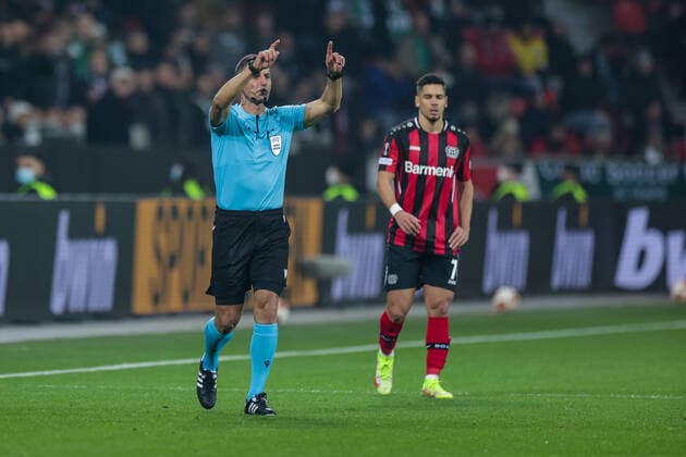25.11.2021, Fussball, Saison 2021 2022, Europa League, 5. Spieltag, Bayer 04 Leverkusen - Celtic Glasgow, Schiedsrichter Anastasios Sidiropoulos entscheidet auf Elfmeter nach Videobeweis. Foto: Dennis Ewert RHR-FOTO Leverkusen BayArena NRW Deutschland xRHR-FOTO DEx